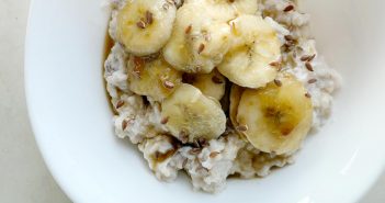 Ricetta del porridge con banane caramellate