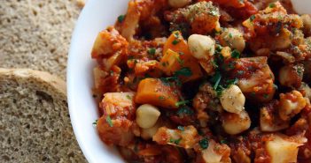 Zuppa di cavolfiore con carote e ceci