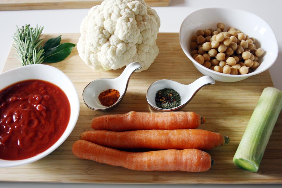 Ricaricati di vitamine con una zuppa di cavolfiore con carote e ceci: un piatto che ti riscalderà durante le fredde serate invernali! Scopri la ricetta!