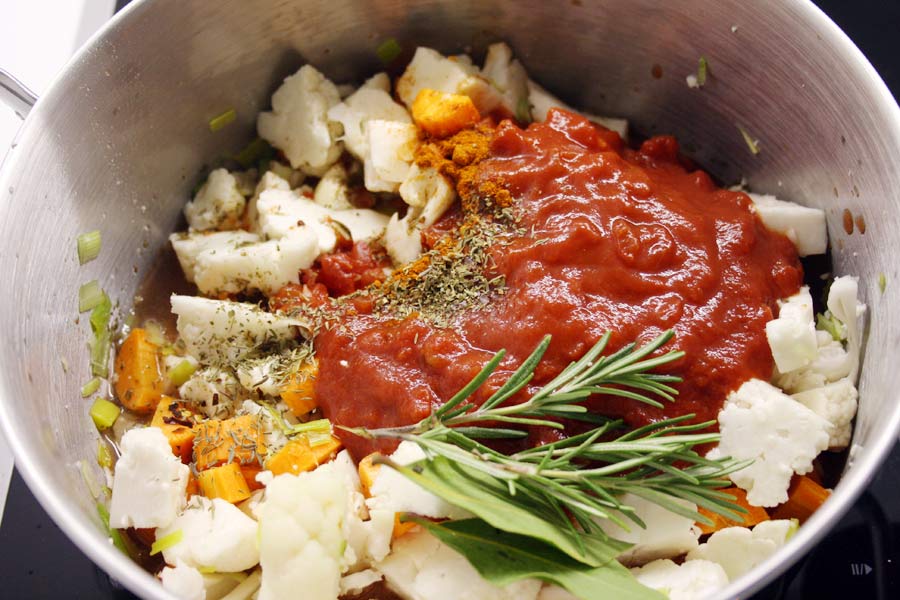 Ricaricati di vitamine con una zuppa di cavolfiore con carote e ceci: un piatto che ti riscalderà durante le fredde serate invernali! Scopri la ricetta!