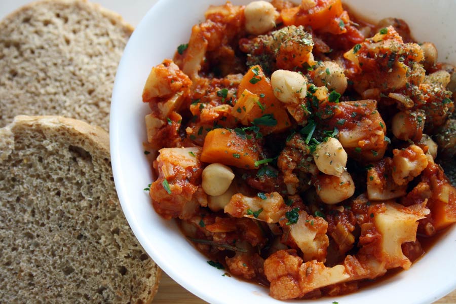 Ricaricati di vitamine con una zuppa di cavolfiore con carote e ceci: un piatto che ti riscalderà durante le fredde serate invernali! Scopri la ricetta!