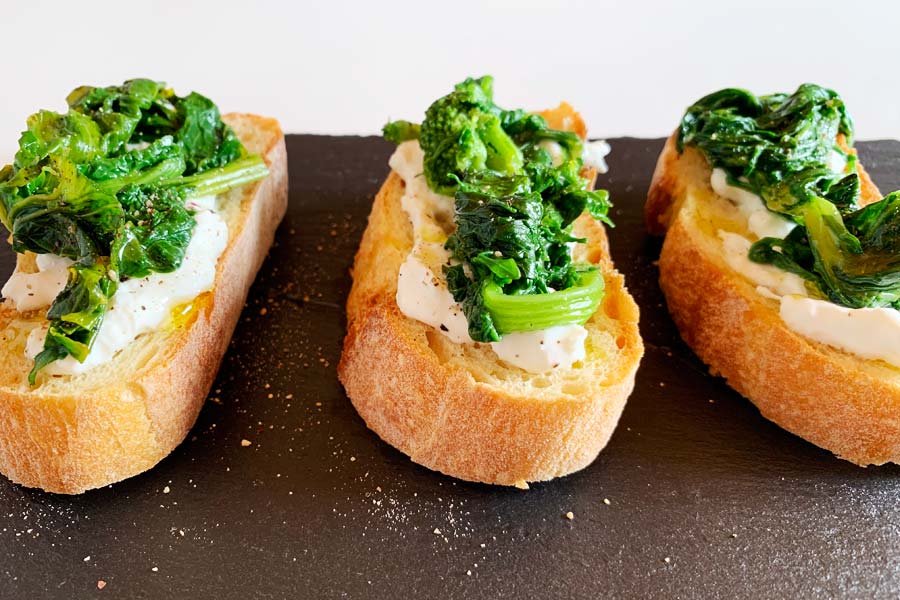 Bruschetta con burrata e cime di rapa, preparala subito!