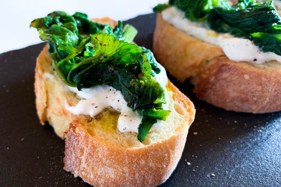 Bruschetta con burrata e cime di rapa, preparala subito!