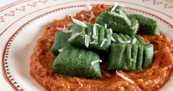 Gnocchi di spinaci con sugo al pomodoro e ricotta