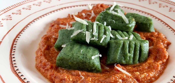 Gnocchi di spinaci con sugo al pomodoro e ricotta