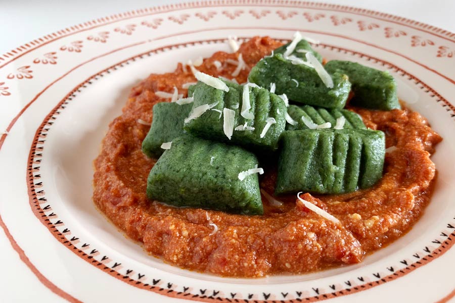 Gnocchi di spinaci con sugo al pomodoro e ricotta