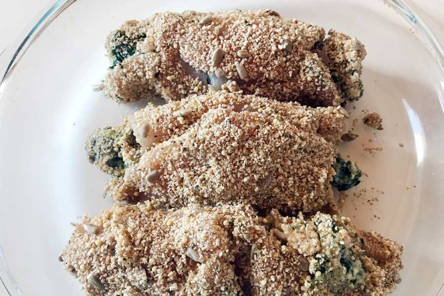 Stanco della solita bistecchina? Gustati questi incredibili involtini di pollo panati e cotti in forno, preparali subito!