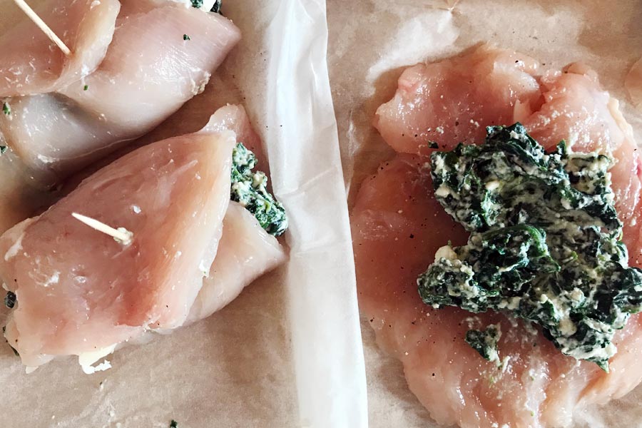 Stanco della solita bistecchina? Gustati questi incredibili involtini di pollo panati e cotti in forno, preparali subito!