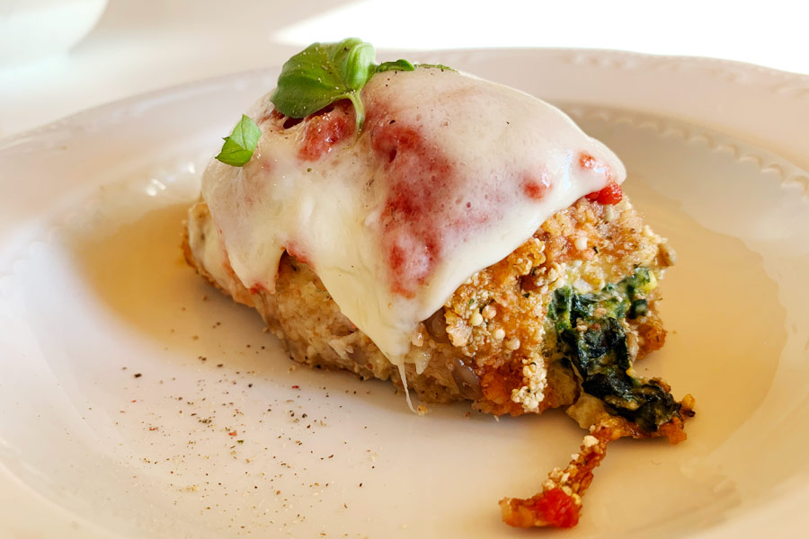 Stanco della solita bistecchina? Gustati questi incredibili involtini di pollo panati e cotti in forno, preparali subito!