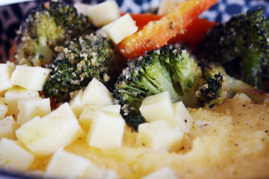Polenta con formaggio di montagna e verdure croccanti