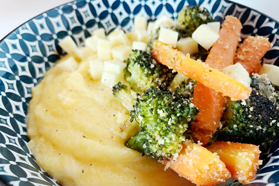 Polenta con formaggio di montagna e verdure croccanti