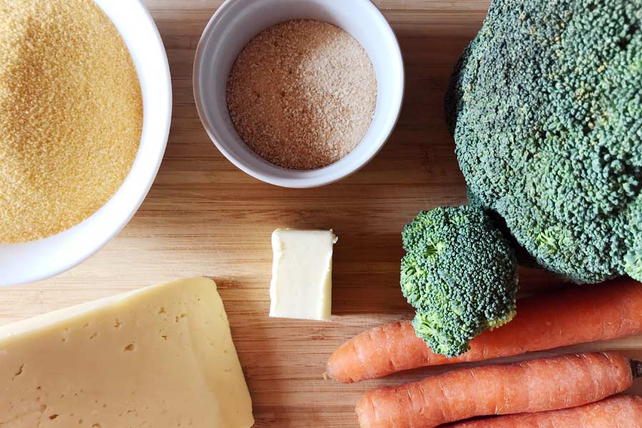 Polenta con formaggio di montagna e verdure croccanti