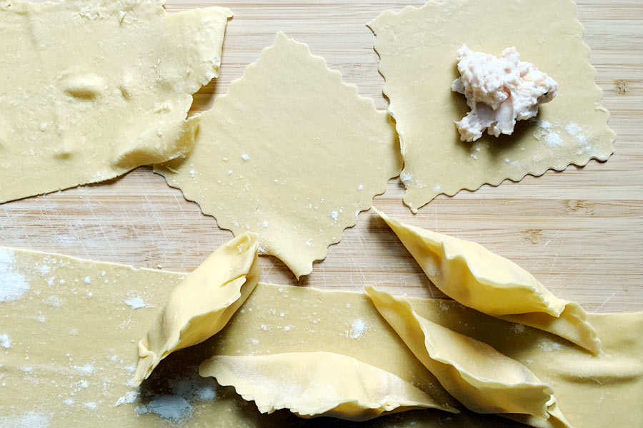 Ravioli al salmone, ricotta e pepe rosa: la ricetta in 5 passi!