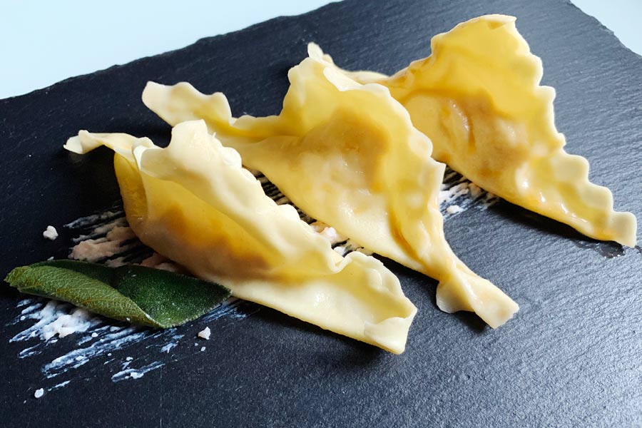 Ravioli al salmone, ricotta e pepe rosa: la ricetta in 5 passi!