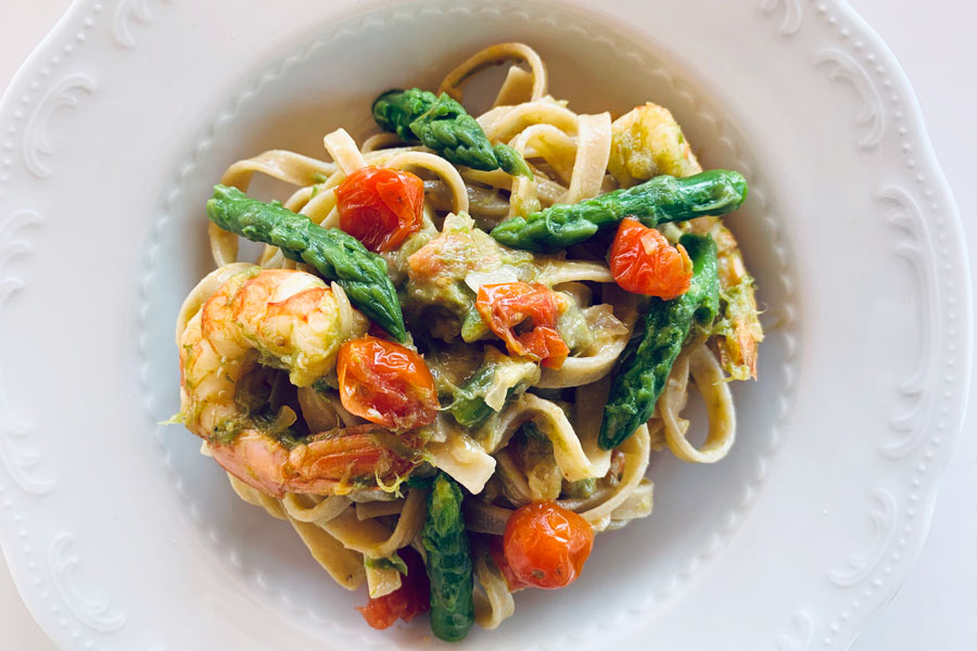 Tagliatelle con gamberi e asparagi