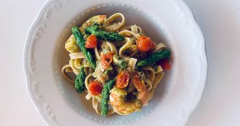 Tagliatelle con gamberoni e asparagi