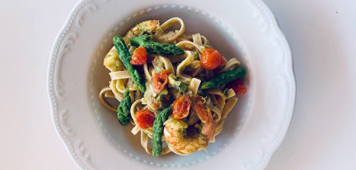 Tagliatelle con gamberoni e asparagi