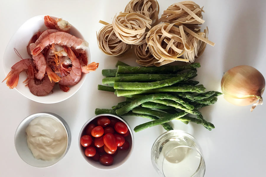 Tagliatelle con gamberoni e asparagi 