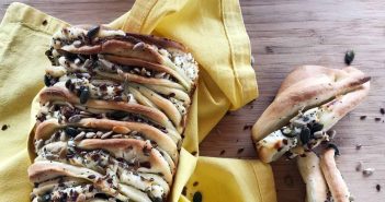 Antipasto facile e veloce: pan brioche salato farcito con formaggio cremoso Antipasto facile e veloce: pan brioche salato farcito con formaggio cremoso
