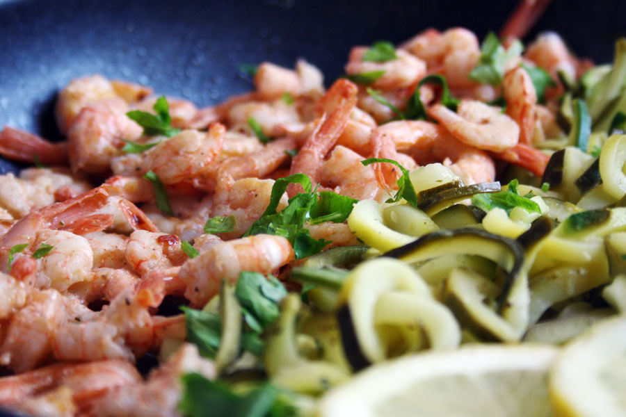 Noodles di zucchine e gamberi