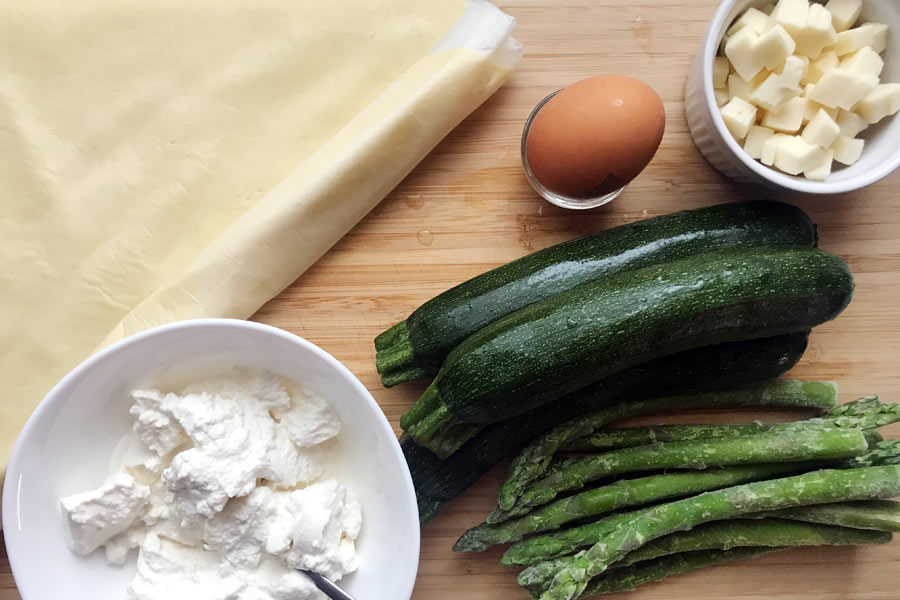 Torta salata con asparagi e zucchine