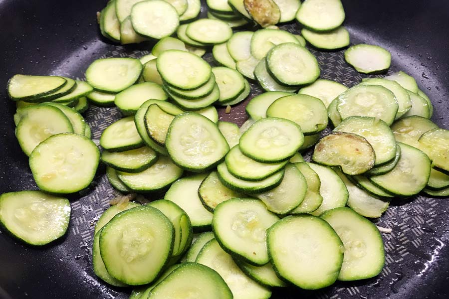 Torta salata con asparagi e zucchine