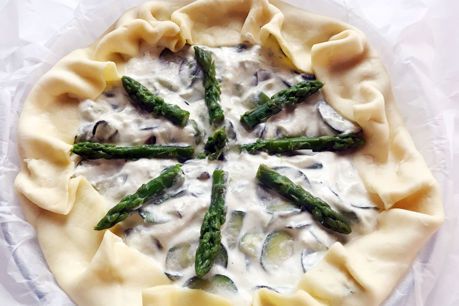 Torta salata con asparagi e zucchine
