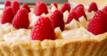 Crostata con crema al limone senza uova e lamponi freschi Crostata crema al limone senza uova