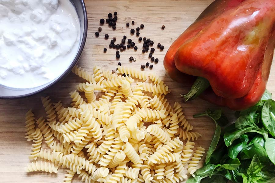 Pasta con crema di peperoni e stracciatella