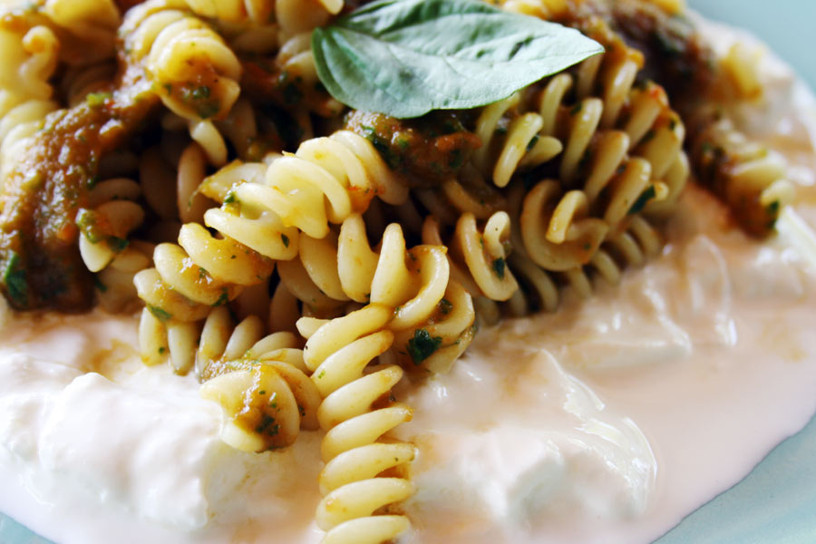 Pasta con crema di peperoni e stracciatella