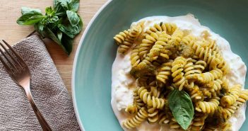 Pasta con crema di peperoni e stracciatella