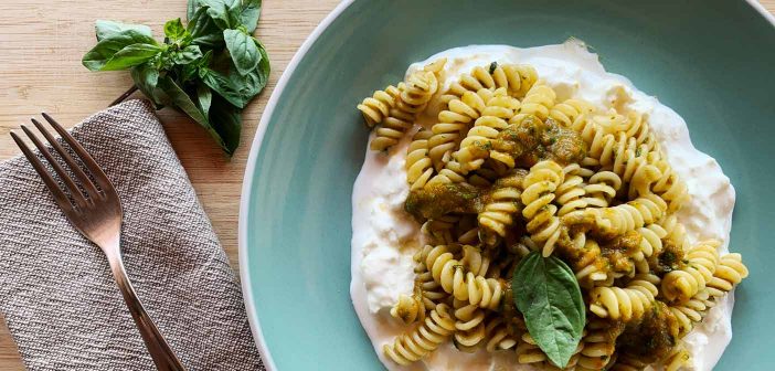 Pasta con crema di peperoni e stracciatella