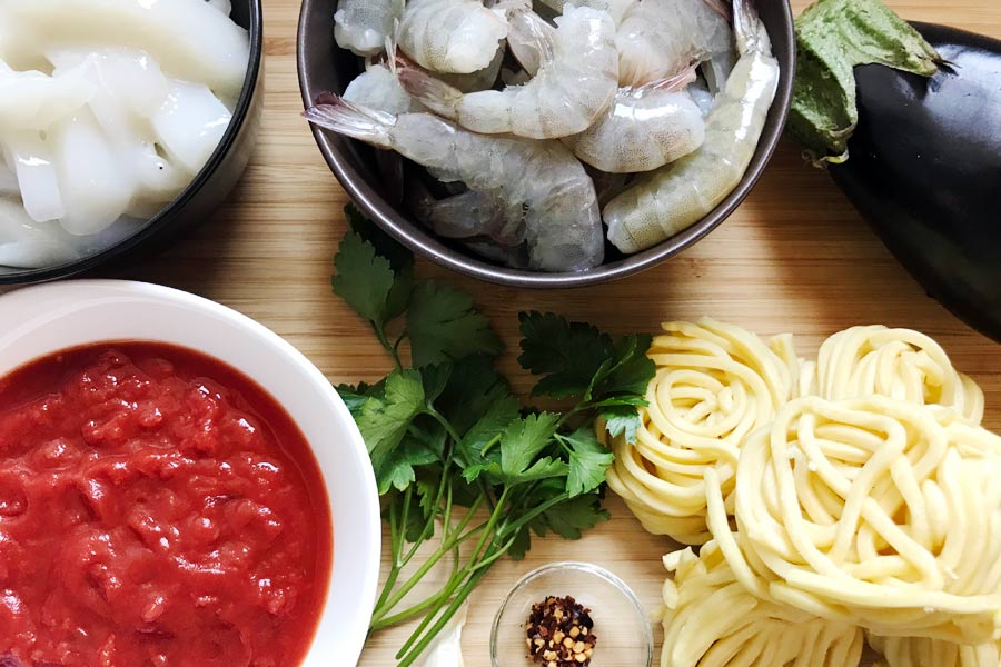 Pasta fresca con sugo di pesce e melanzane