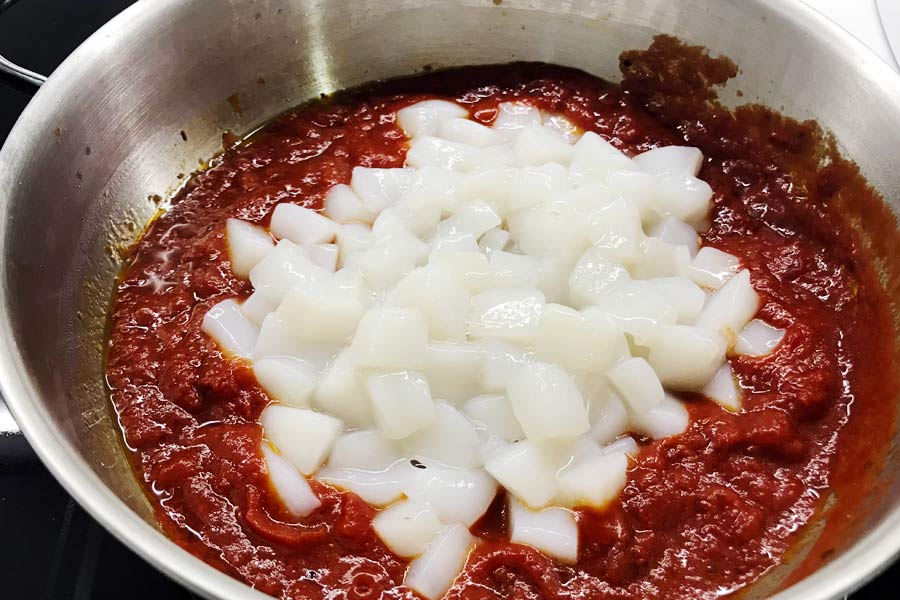 Pasta fresca con sugo di pesce e melanzane