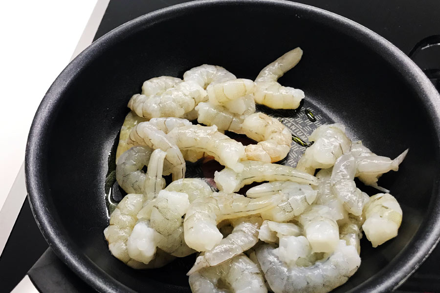 Pasta fresca con sugo di pesce e melanzane