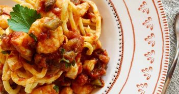 Pasta fresca con sugo di pesce e melanzane