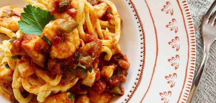 Pasta fresca con sugo di pesce e melanzane