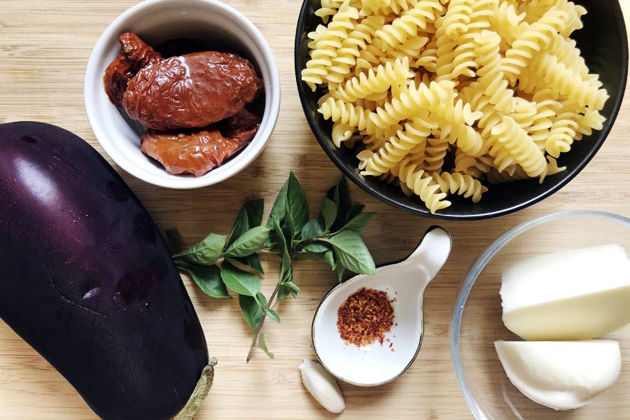 Fusilli con melanzane pomodori secchi e provola