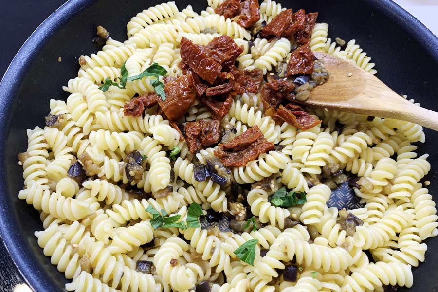 Fusilli con melanzane pomodori secchi e provola