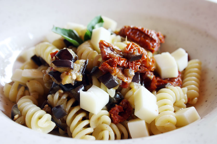 Fusilli con melanzane pomodori secchi e provola