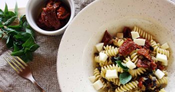 Fusilli con melanzane pomodori secchi e provola