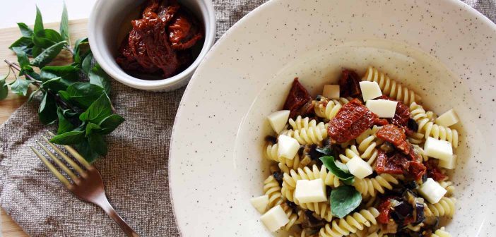 Fusilli con melanzane pomodori secchi e provola