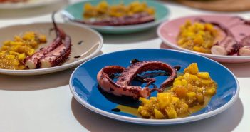 Tentacoli di polpo alla piastra con pesche Tentacoli di polpo alla piastra