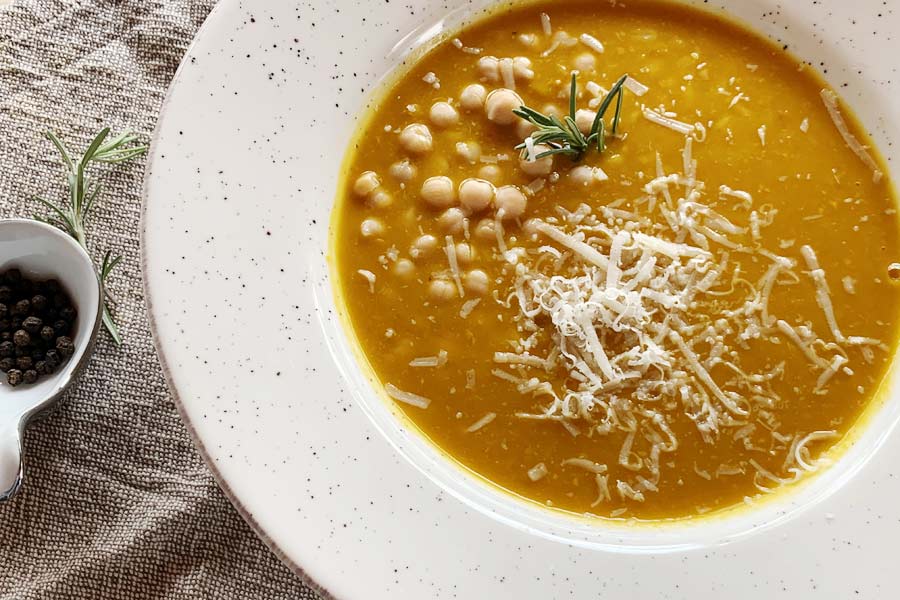 Zuppa di zucca con farro e ceci