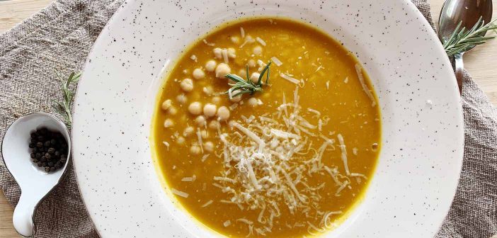 Zuppa di zucca con farro e ceci