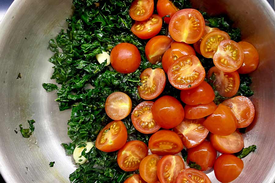 Calamarata con totani e cavolo nero