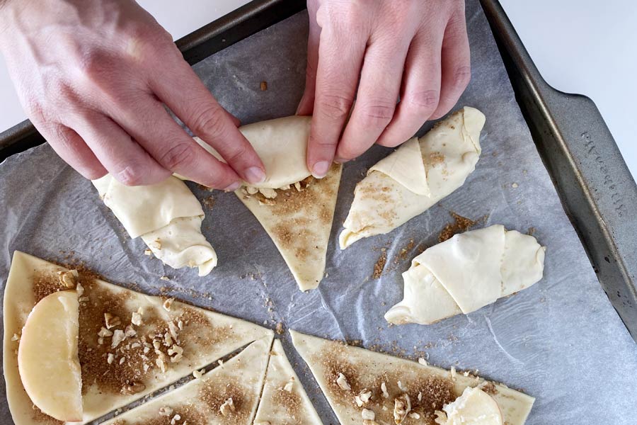 Cornetti di pasta sfoglia alle mele