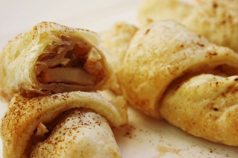 Cornetti di pasta sfoglia alle mele