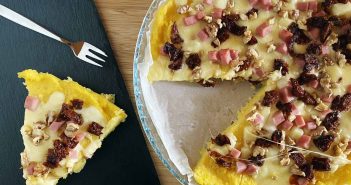 Polenta ai 4 formaggi con prosciutto e noci Polenta ai 4 formaggi