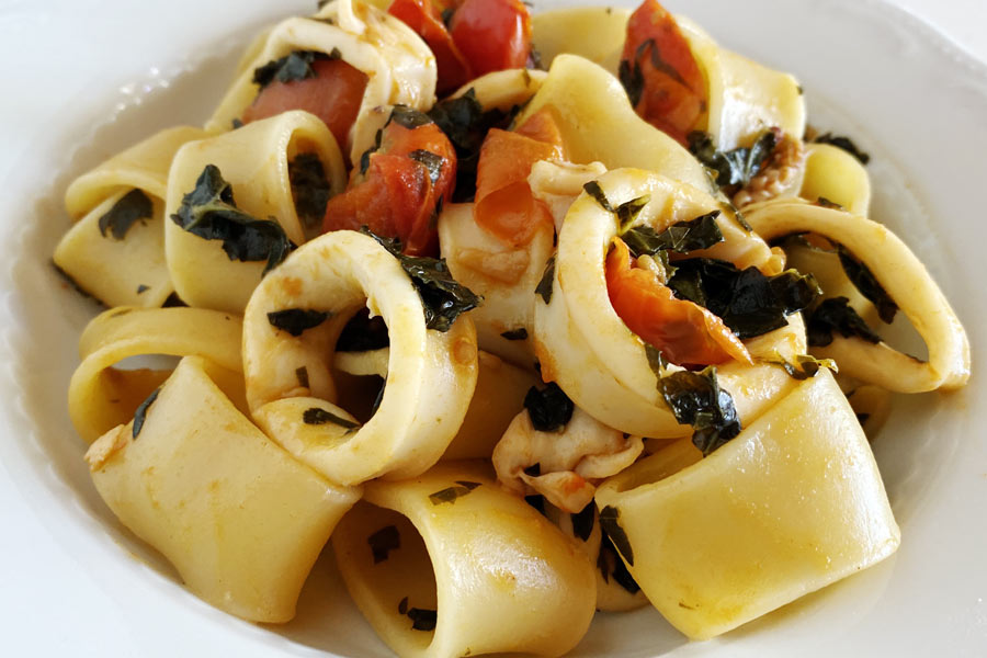 Calamarata con totani e cavolo nero